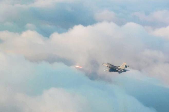 주한 미군이 지난해 11월 30일 중국과 러시아의 군용기가 '한국방공식별구역'(KADIZ·카디즈)에 진입한 다음날인 12월 1일 'F-16' 전투기를 투입해 실사격 훈련을 진행하는 모습. /미 제7공군사령부 제8전투비행단