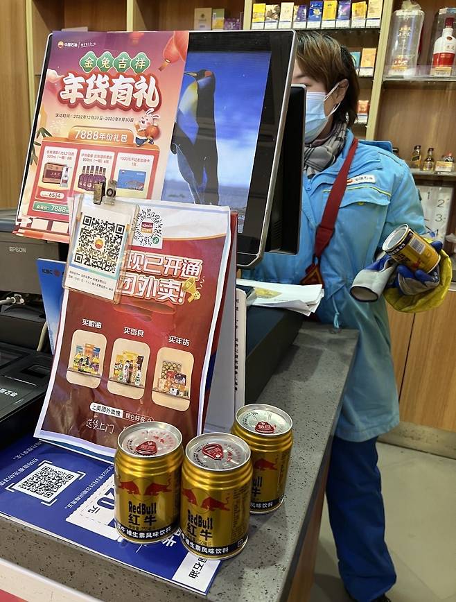 중국 상하이의 한 주유소에서 주유를 마친 소비자가 중국판 레드불 '훙뉴(红牛)' 캔 제품을 사고 있다. /김남희 특파원
