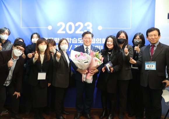 박승원 광명시장(가운데)이 26일 한국프레스센터에서 열린 전국평생학습도시협의회 총회에서 제11대 회장으로 연임 선출된 뒤 관계자들과 기념 촬영을 하고 있다. [사진=광명]
