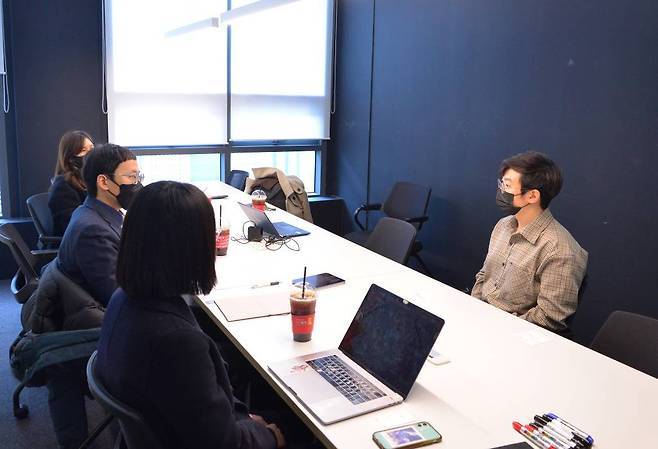 지난 경험을 담아 질문에 답변한 패러블엔터테인먼트 김영비 대표, 출처: IT동아