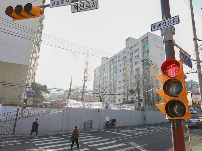 지난 22일부터 우회전 신호등이 있는 곳에선 녹색화살표가 켜졌을 때만 우회전이 가능하다.뉴스1