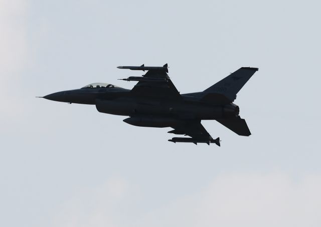 한·미 군용기 240여 대가 참가하는 연합공중훈련 '비질런트 스톰'(Vigilant Storm)이 시작된 지난해 10월 31일 경기도 평택시 주한미공군 오산기지에서 F-16 전투기가 이륙하고 있다. 연합뉴스