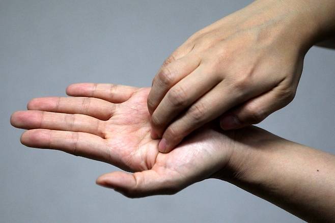 손 건조증 예방을 위해서는 피부 보습이 무엇보다 중요하다. (보건복지부 제공)