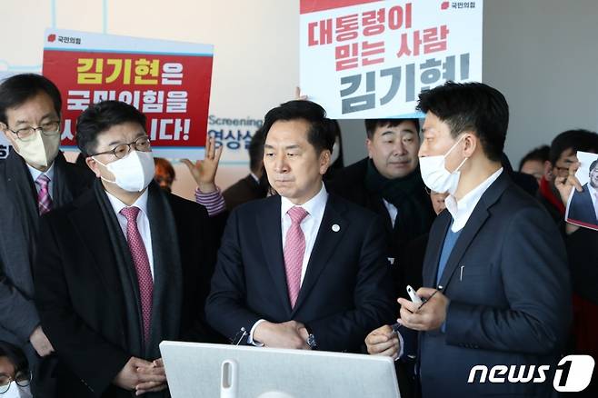 국민의힘 당권주자인 김기현 의원이 27일 오후 부산 동구 부산항국제전시컨벤션센터 북항 홍보관에서 북항 조형도를 살펴보고 있다./ 사진=뉴스1