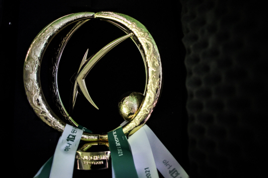 프로축구 K리그1 우승 트로피. 한국프로축구연맹 제공