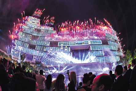 두바이 로얄 아틀란티스 호텔 사전 행사에서 불꽃놀이가 진행되고 있다. [쌍용건설 제공]