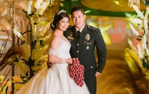 양파 다발을 들고 결혼식을 올린 필리핀의 신부(왼쪽)과 신랑.[BBC 캡쳐]