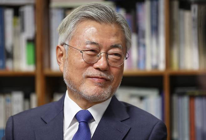 [서울=뉴시스] 이영환 기자 = 문재인 전 대통령이 지난 2일 경남 양산시 평산마을 사저에서 이재명 더불어민주당 대표 및 당 지도부와 대화를 하고 있다.(사진=더불어민주당 제공) 2023.01.02. photo@newsis.com *재판매 및 DB 금지
