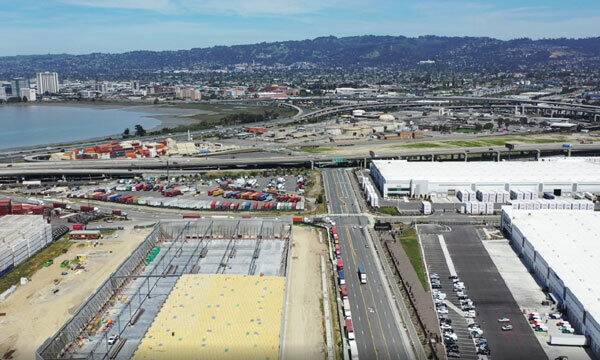 고속도로와 항만을 통해 트럭과 선박이 수시로 오가는 미국 캘리포니아주 서부 오클랜드 전경. 이곳 주민들은 캘리포니아 주민 평균에 비해 디젤 공해에 90배나 더 노출되고 있다. 샌프란시스코만 대기질관리지구(BAAQMD) 동영상 캡처