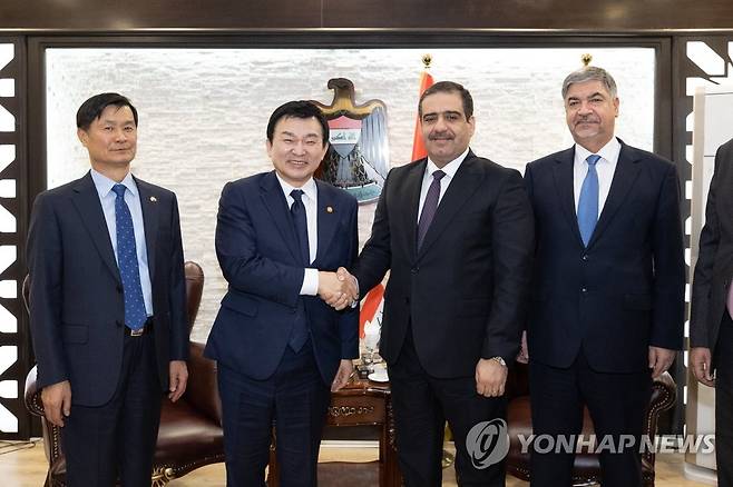 원희룡 장관, 이라크 무역부 장관 면담 (서울=연합뉴스) 원희룡 국토교통부 장관(왼쪽 두 번째)이 지난 25일 이라크 바그다드를 방문, 아티르 알 그레이리(Atheer Dawoud Salman Al Ghrairy) 이라크 무역부 장관과 면담 후 악수하고 있다. 2023.1.27 [국토교통부 제공. 재판매 및 DB 금지] photo@yna.co.kr