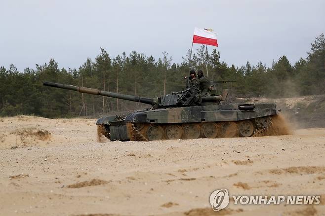 나토군 합동훈련 중인 폴란드 PT-91 트바르디 전차 [EPA 연합뉴스 자료사진. 재판매 및 DB 금지]