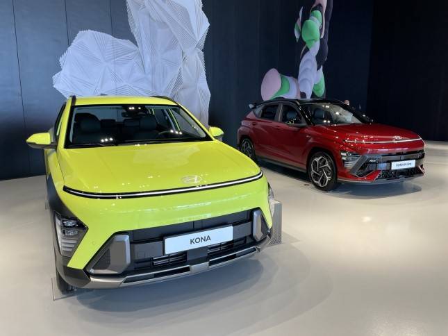 현대모터스튜디오 고양에 전시된 '디 올 뉴 코나' 2종./사진=정민주기자