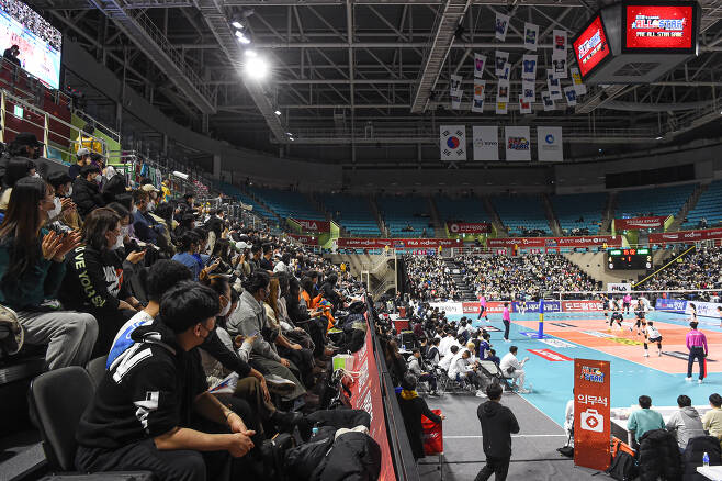 2022-23시즌 V리그 올스타전 'Pre-All Star Game'이 열린 인천 삼산체육관을 찾은 배구팬들.(KOVO 제공)