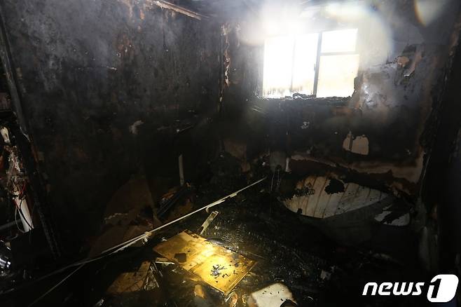 28일 오후 부산 연제구의 한 아파트 화재 현장(부산소방재난본부 제공)