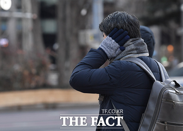 25일 오전 서울 종로구 광화문 일대의 시민이 강추위로 몸을 잔뜩 웅크린 채 거리를 걷고 있다. /박헌우 기자