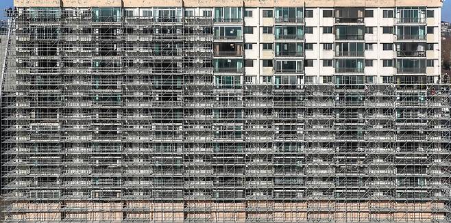 [아무튼, 주말] 새 옷 갈아입는 아파트