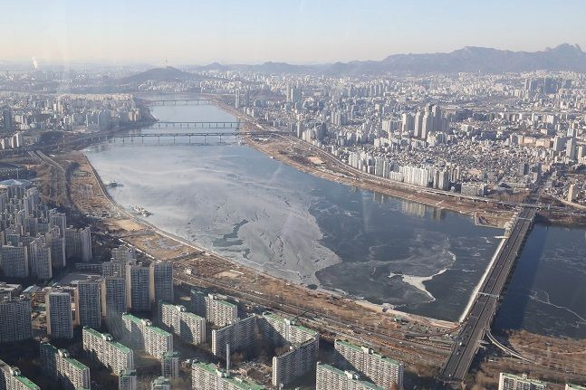 역대급 한파가 찾아온 지난 25일 서울 송파구 롯데월드타워 전망대 서울스카이에서 바라본 한강에 얼음이 떠다니고 있다. ⓒ데일리안 김민호 기자