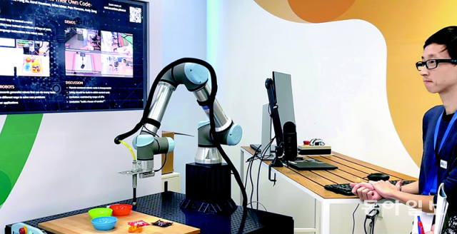 지난해 11월 구글이 뉴욕
 본사에서 개최한 행사 ‘AI@’에서 로봇이 사람의 말을 알아듣고 이를 스스로 코딩해 과제를 수행하고 있는 모습. 구글 초대형 
언어 모델인 ‘PaLM’을 적용한 이 로봇은 “컵을 쌓아라”와 같은 명령을 말로만 듣고 수행한다. 뉴욕=김현수 특파원 
kimhs@donga.com