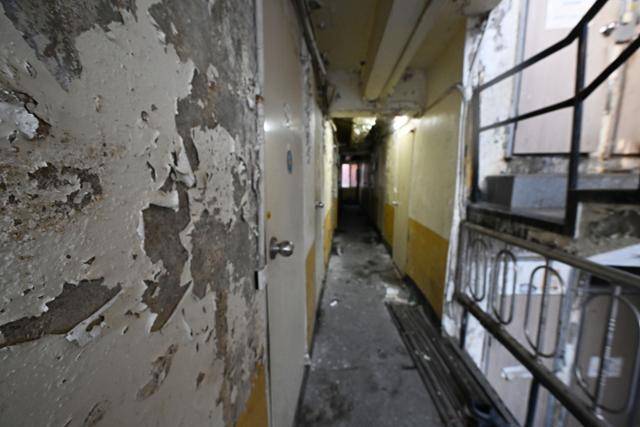 27일 서울 용산구 동자동 쪽방촌 벽면에 칠이 벗겨져 있다. 고영권 기자