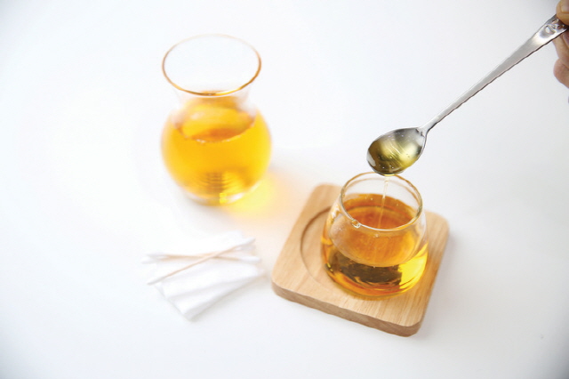 술 마신 다음날 꿀물 섭취는 숙취 해소에 도움을 줄 수 있다./사진=게티이미지뱅크