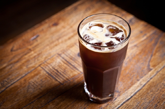디카페인 커피는 지방 함량이 높은 로부스타 원두를 주로 사용하기 때문에 콜레스테롤 수치를 관리해야 하는 사람은 섭취를 자제하는 게 좋다./사진=게티이미지뱅크