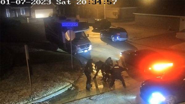 니컬스를 집단 구타 중인 경관 5명 [사진제공 : 연합뉴스]