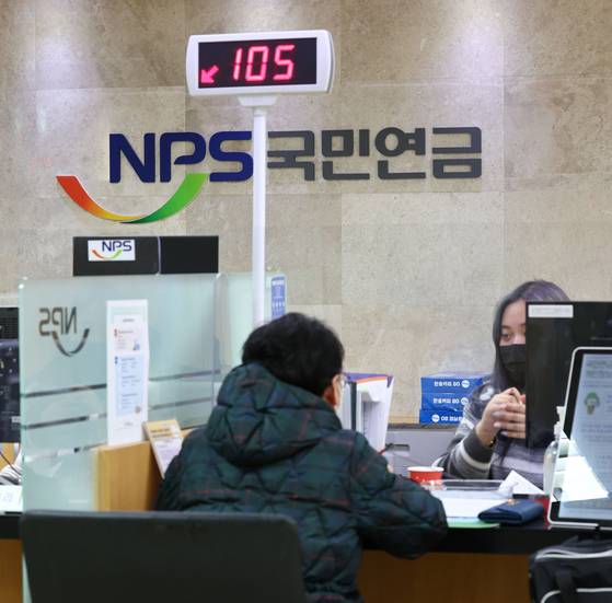 국민연금 재정추계전문위원회가 “연금 고갈 시점이 2년 더 빨라졌다”고 밝힌 27일 서울 중구 국민연금공단 종로중구지사 고객상담실에서 한 시민이 상담하고 있다. [연합뉴스]