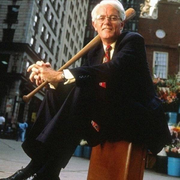 피터 린치(1944~)는 피델리티 인베스트먼트에서 1977년부터 1990년까지 13년 동안 연평균 수익률 29%를 올린 전설적인 펀드 매니저다. 주요 저서로는 '전설로 떠나는 월가의 영웅' '이기는 투자'  등이 있다. 이 사진은 린치가 최근  뼈 때리는 '금융치료사'라는 별명을 얻으며 온라인에서 돌고 있는 야구방망이를 든 합성 이미지다.