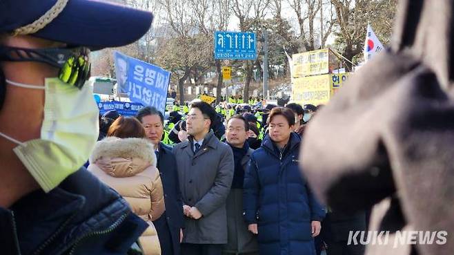 이재명 대표를 기다리는 민주당 의원과 당직자들 모습.   사진=황인성 기자