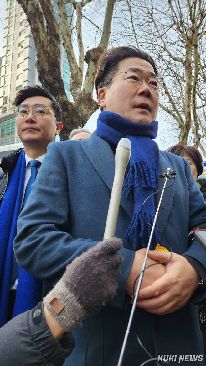 이재명 대표의 당부에도 이날 검찰청을 찾아 격려한 (왼쪽부터) 장경태 최고위원과 박찬대 최고위원.&nbsp; &nbsp;사진=황인성 기자