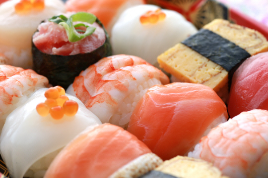 초밥 물고기의 살은 동물의 살보다 부드럽지만 사후경직 직후의 탄력있는 맛을 좋아하는 사람과 숙성 후 부드러운 맛을 좋아하는 사람들로 나뉜다. 사진은 일본의 대표 음식인 스시(초밥). 게티이미지