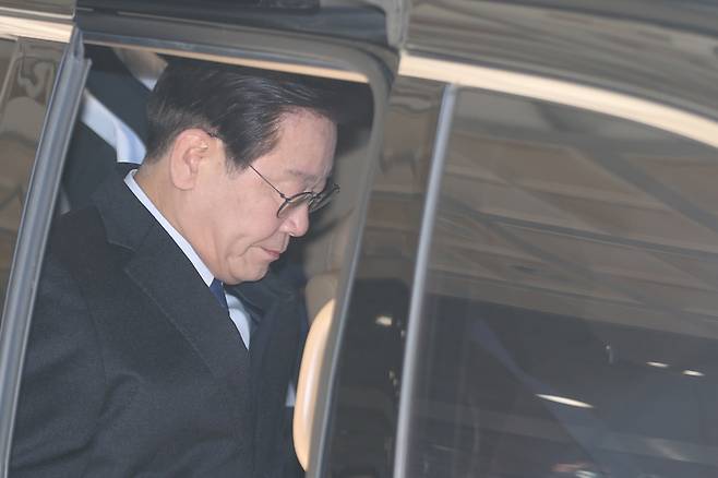 '위례·대장동 개발 의혹'과 관련해 검찰의 소환조사 통보를 받은 이재명 더불어민주당 대표가 28일 오전 서울 서초구 서울중앙지방검찰청에 출석하고 있다. [연합]