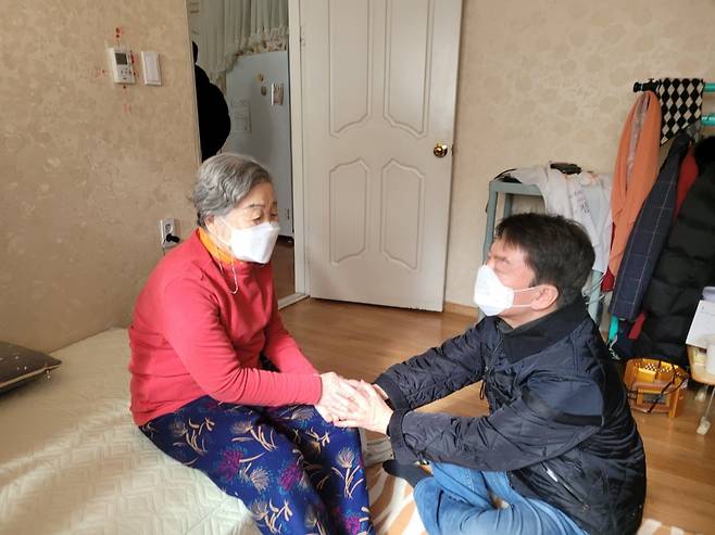 국민의힘 당권주자인 안철수 의원이 28일 서울시 관악구 홀로 사는 어르신을 방문, 난방비 문제 등에 관해 대화를 나누고 있다. [연합]