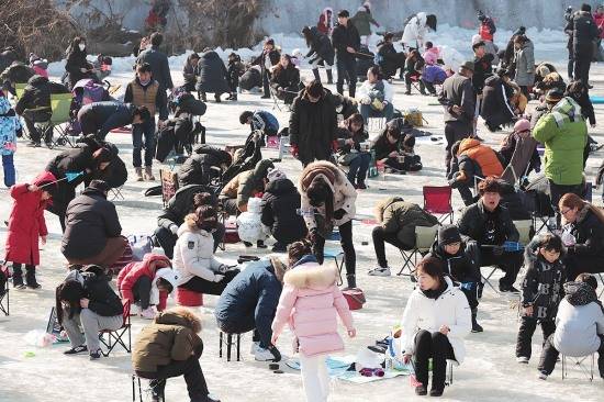 가족단위 빙어 낚시 모습(안동시 제공)