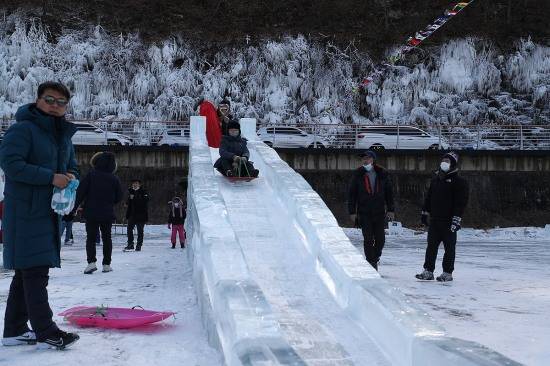 얼음 썰매를타며   즐거운  아이들(안동시 제공)