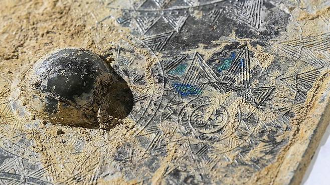 4세기 무렵 조성된 것으로 추정되는 일본 나라현 도미오마루야마(富雄丸山) 고분에서 출토된 방패형 청동거울. 높이 64㎝·폭 31㎝이며, 정교한 문양이 새겨져있다. (사진=교도, 연합뉴스)