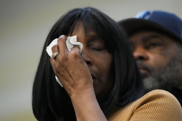 27일 니컬스의 어머니 로번 웰스가 테네시 주 멤피스에서 열린 기자회견에서 눈물을 흘리고 있다. AP연합뉴스