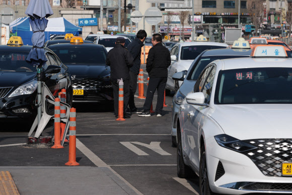 택시 기본요금 인상을 사흘 앞둔 29일 오후 서울역 앞에서 택시들이 승객을 기다리고 있다. (사진=연합뉴스)