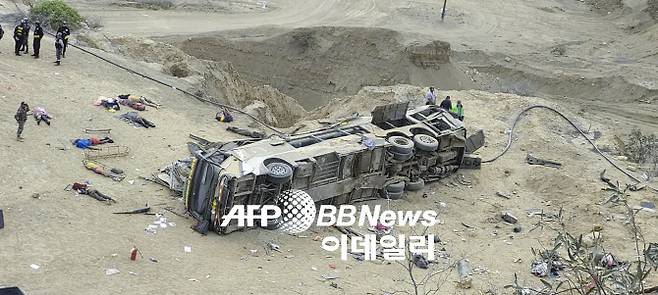 28일(현지시간) 페루 북부 피우라주에서 승객 60명을 태운 버스가 절벽 아래로 추락해 최소 24명이 숨졌다. 사진은 추락한 버스 모습. (사진=AFP 연합뉴스)