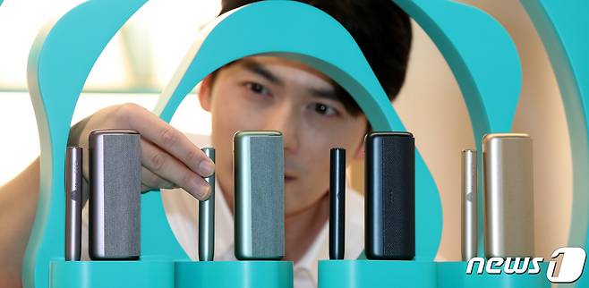 모델이 한국필립모리스의 신제품 차세대 궐련형 전자담배 기기 '아이코스 일루마' 시리즈를 공개하고 있다. 2022.10.25/뉴스1 ⓒ News1 박지혜 기자