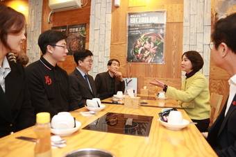 이영 중소벤처기업부 장관이 29일 서울 시내 감자탕집에서 이정식 고용노동부 장관과 함께 8시간 추가연장근로제 일몰 관련 중소기업인·근로자의 애로를 청취하고 있다. (중기부 제공)