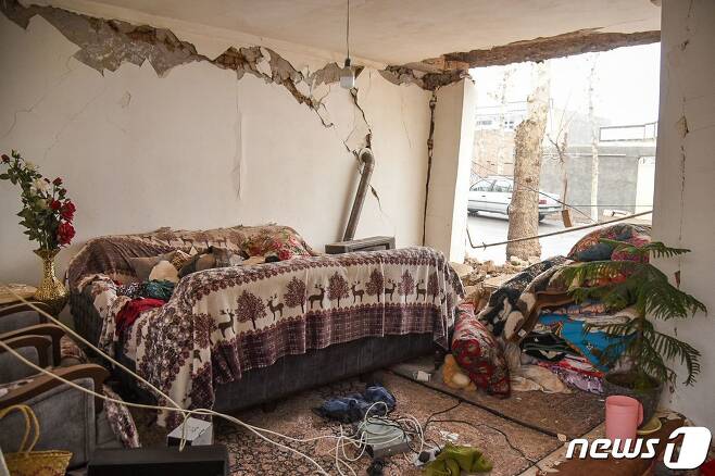 이란 북서부 서아제르바이잔주 호이에서 규모 5.9 지진이 발생해 29일(현지시간) 한 주택의 벽면이 파괴됐다. ⓒ AFP=뉴스1 ⓒ News1 강민경 기자