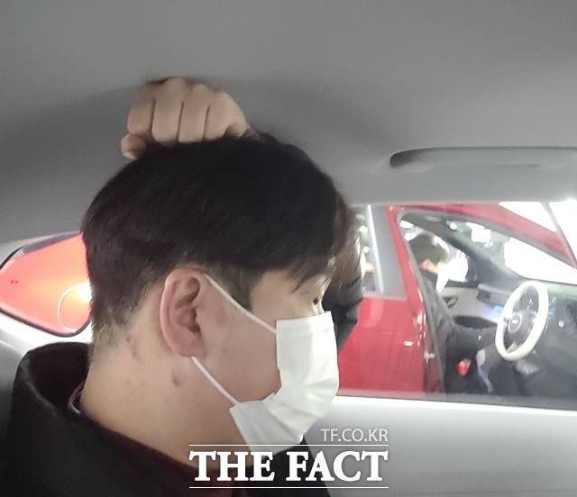 키 175㎝인 기자가 직접 '디 올 뉴 코나' 2열에 앉은 모습. 천장과 머리 사이 공간이 주먹 반 개(약 5㎝) 남았다. 키가 180㎝ 이상일 경우 머리가 천장에 닿을 수 있을 것으로 보인다. /김태환 기자