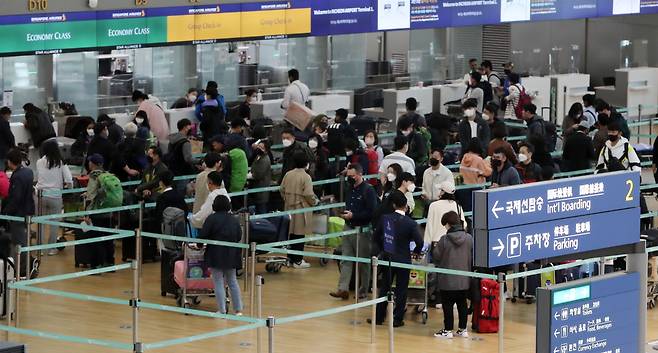 15일 오전 인천국제공항 출국장에서 출국자들이 줄을 서서 수속을 기다리고 있다. /뉴스1