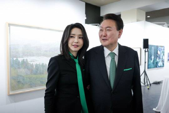 지난 4일 서울 예술의전당에서 열린 2023 문화예술인 신년인사회에 참석한 윤석열 대통령과 김건희 여사가 전시된 작품을 관람하고 있다. <대통령실 제공>