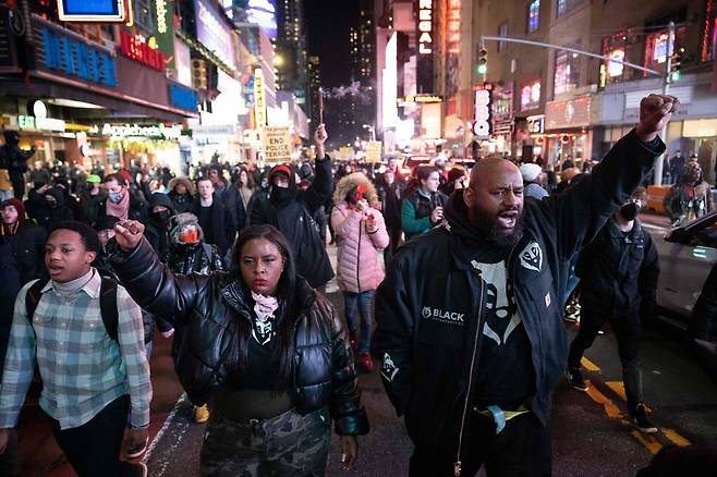교통 단속 중 경찰 5명에게 집단구타를 당한 뒤 숨진 흑인 청년 타이어 니컬스 사건에 대한 항의시위가 27일(현지시각) 미국 뉴욕에서 열려, 시위 참가자들이 뉴욕 타임스퀘어에서 행진하고 있다. 뉴욕/AFP 연합뉴스