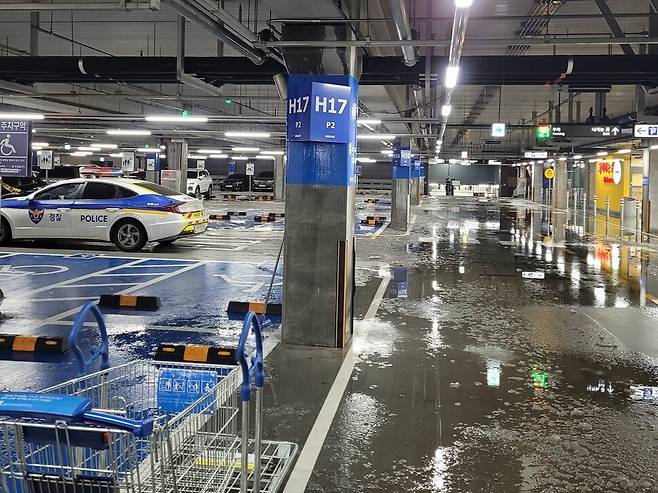 지난 28일 경기도 광명시 이케아 광명점에서 천장 누수가 발생해 주차장에 물이 흘러나와 있다. 연합뉴스.