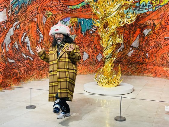 부산시립미술관에서 26일 개막한 자신의 전시를 위해 한국을 찾은 일본 아티스트 무라카미 다카시가 취재진 앞에서 포즈를 취하고 있다. [사진 이은주]