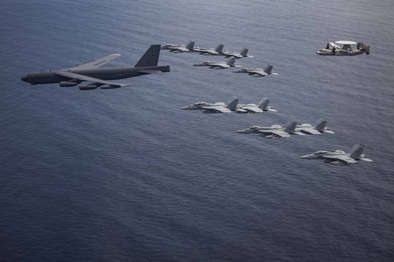 4성 장군인 마이크 미니헌 미국 공군기동사령관이 작성한 메모에 "2025년 중국의 대만 침공에 대비해야 한다"는 내용이 지난 27일(현지시간) 공개돼 파문이 일고 있다. 사진은 지난 2020년 7월 4일 미 공군 B-52 전략폭격기와 미 해군 두 개 항모전단(니미츠함, 로널드 레이건함)의 함재기 등이 남중국해에서 훈련하는 모습. 사진 미 해군
