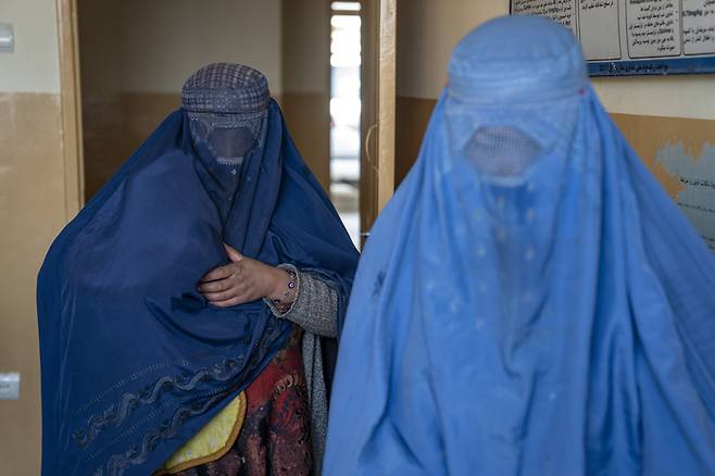 지난 26일(현지시간) 아프가니스탄 카불에서 여성들이 영양실조를 겪고 있는 아기를 안고 세계식량계획(WFP)이 운영하는 클리닉에서 도움을 받기 위해 기다리고 있다. AP연합뉴스